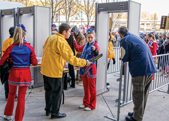 Cac-bien-phap-an-ninh-cho-su-kien-voi-cong-do-kim-loai